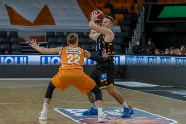 持冲击者姿 持冲击者姿